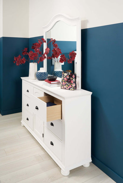 Commode et armoire à 6 tiroirs pour chambre à coucher Ella, 63 L x 36 H - Blanc | Commode de chambre à coucher Ella de 63 po (L) x 36 po (H) à 6 tiroirs avec armoire - blanche