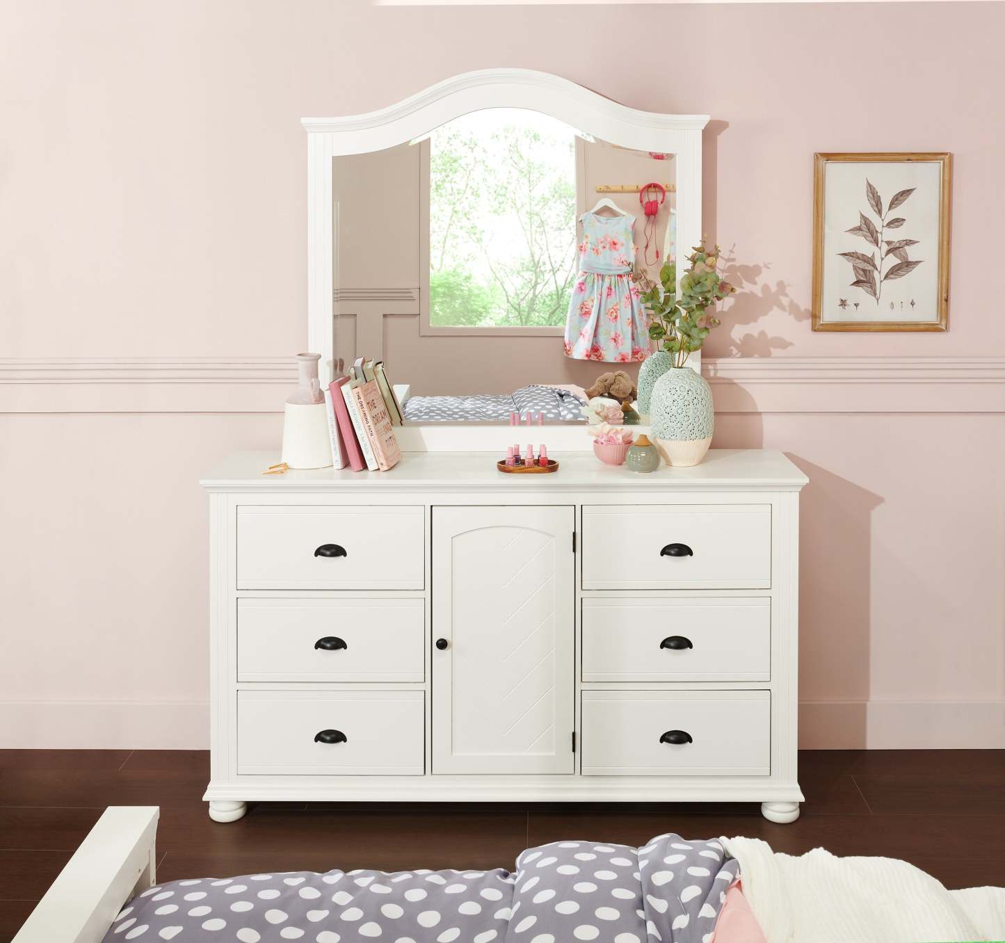 Commode et armoire à 6 tiroirs pour chambre à coucher Ella, 63 L x 36 H - Blanc | Commode de chambre à coucher Ella de 63 po (L) x 36 po (H) à 6 tiroirs avec armoire - blanche