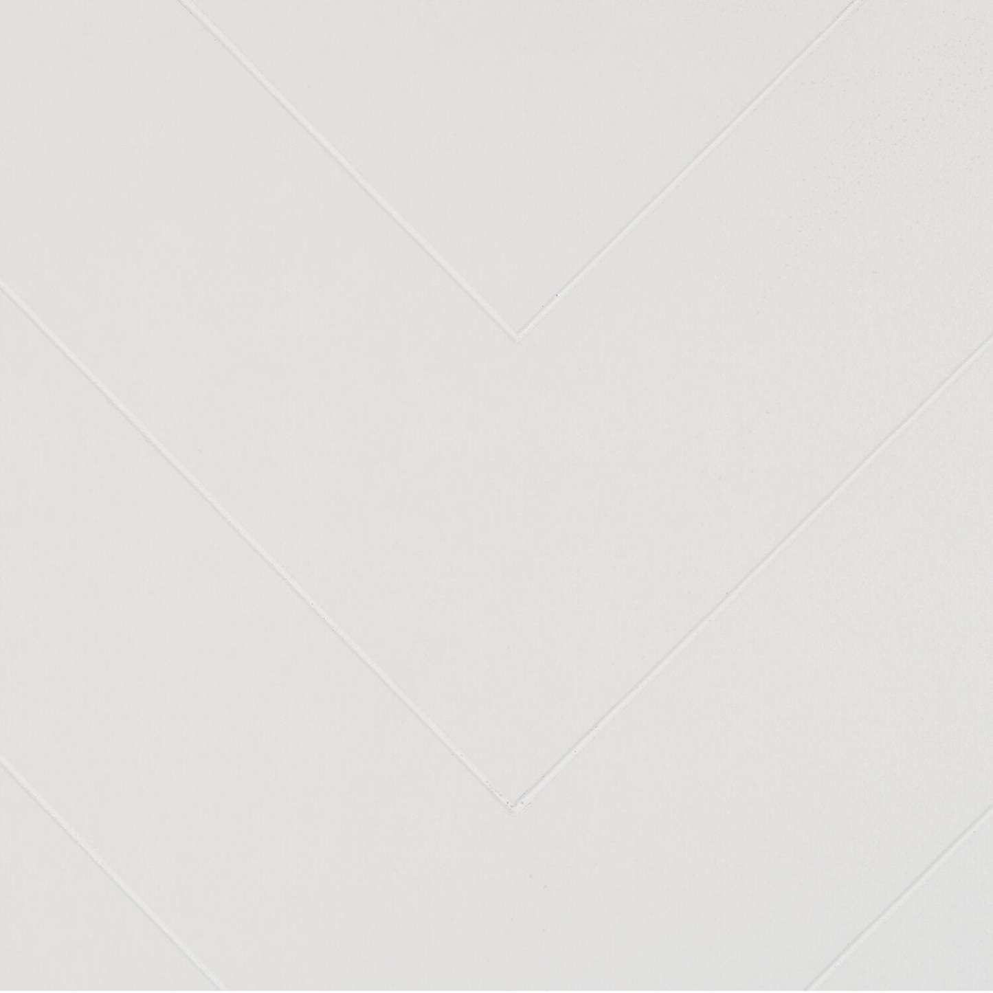 Lit à panneaux Ella avec tête de lit et cadre, motif chevron, blanc - Queen Size | Lit à panneaux Ella blanc avec tête de lit, cadre et motif de chevrons - format grand lit