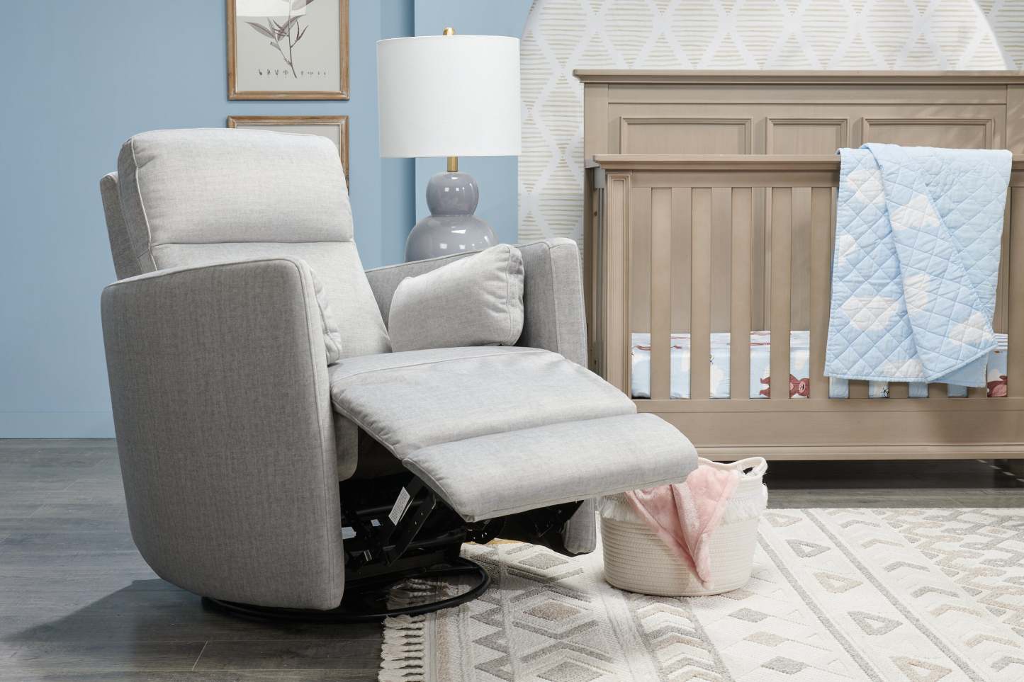 Fauteuil inclinable pivotant et coulissant en tissu Ember 36 - Coton argenté | Fauteuil pivotant, coulissant et inclinable Ember de 36 po en tissu - coton argenté