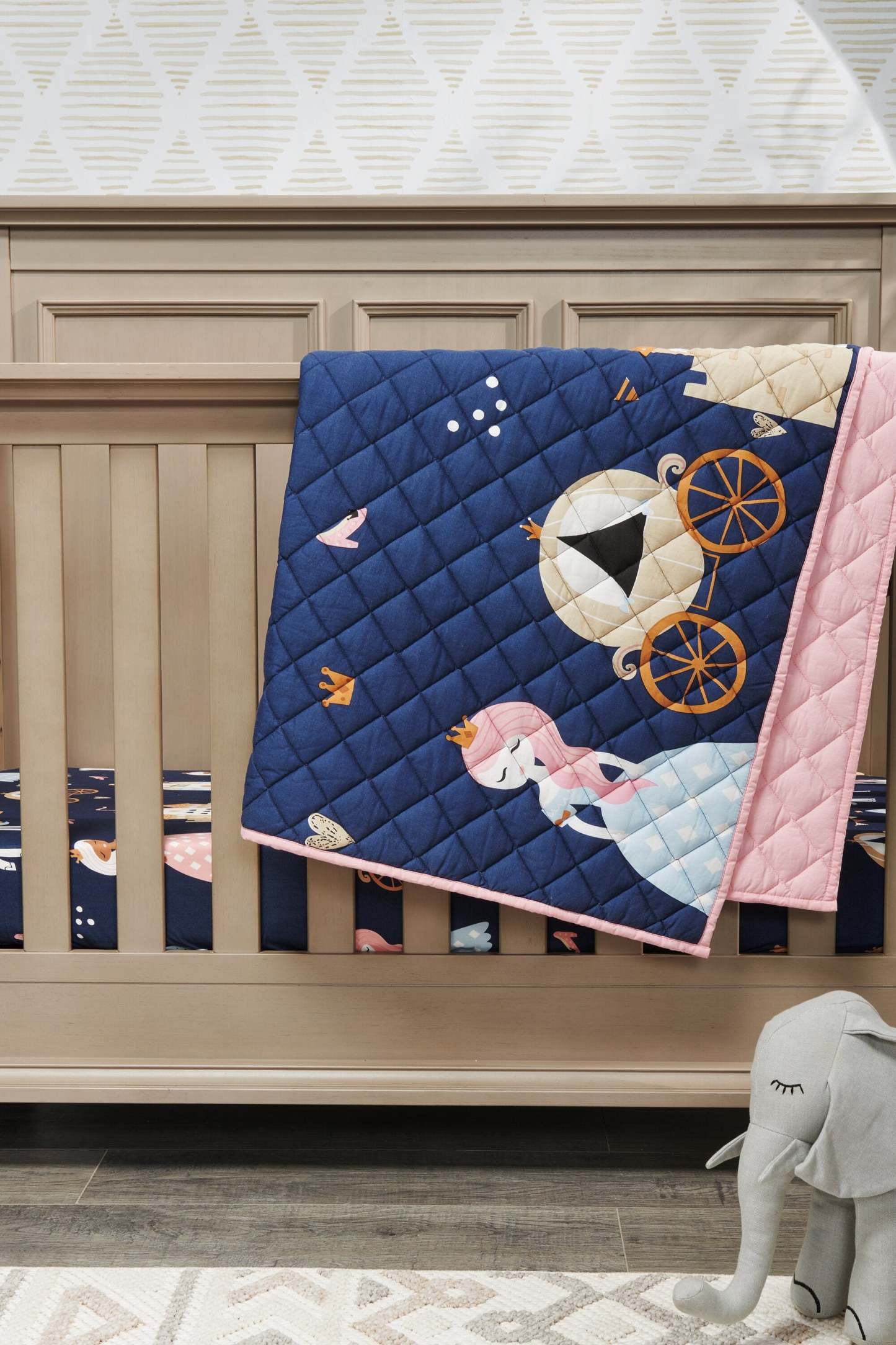 Ensemble de literie pour lit de bébé 3 pièces Emmy - Marine et rose | Literie Emmy 3 pièces pour lit de bébé - bleu marine et rose