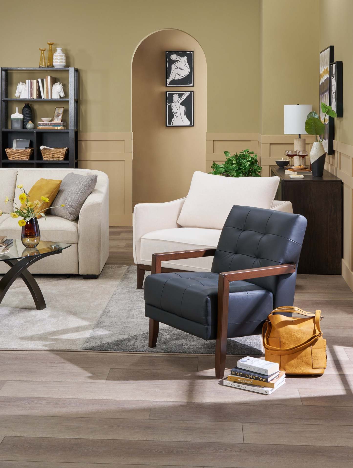 Fauteuil d'appoint Enzo 26 en cuir véritable avec capitonnage en biscuit, accoudoirs sur rail et pieds en bois - Noir | Fauteuil d'appoint Enzo de 26 po en cuir avec capitonnage en véritable biscuit, accoudoirs rectilignes et pattes en bois - noir