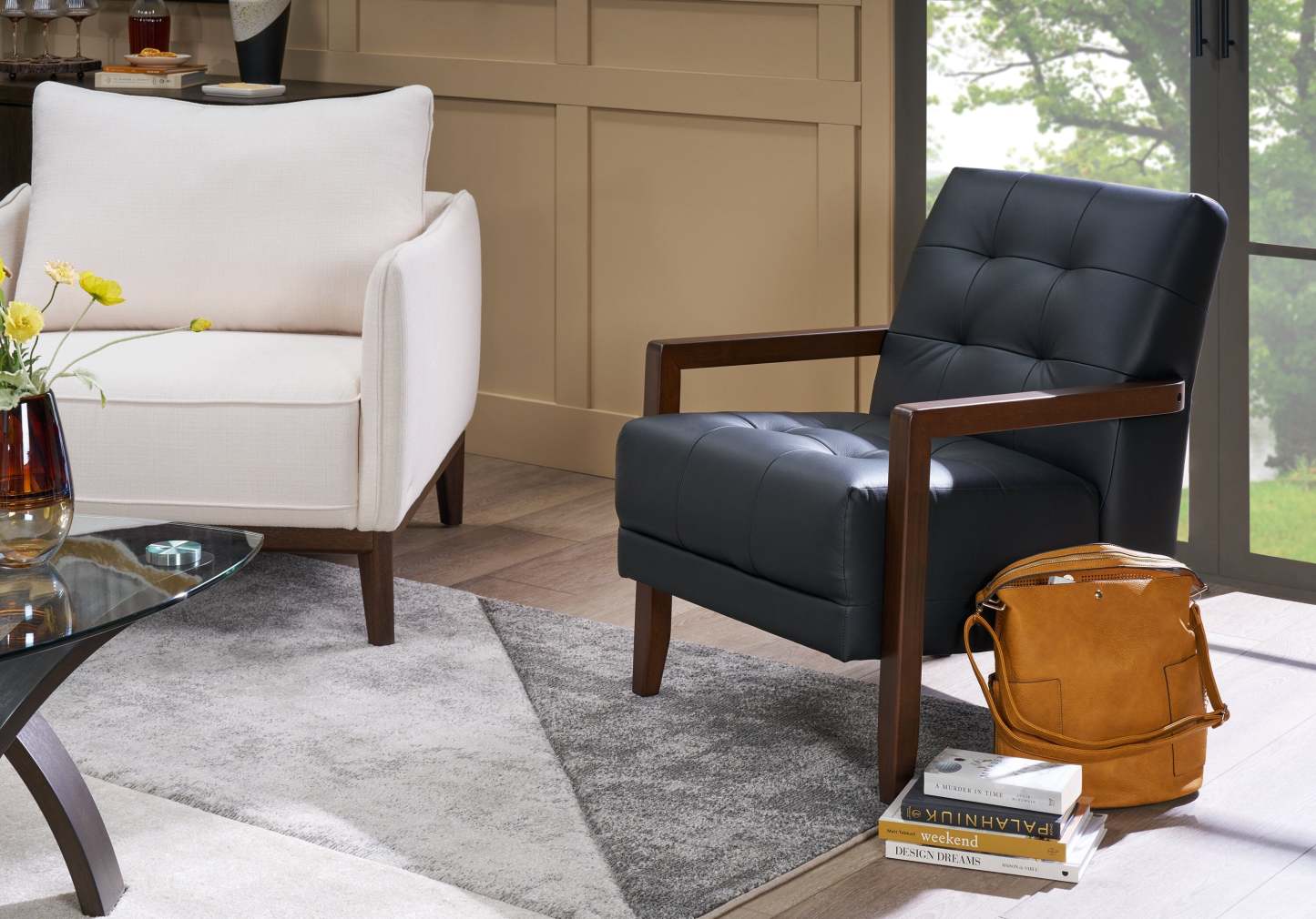 Fauteuil d'appoint Enzo 26 en cuir véritable avec capitonnage en biscuit, accoudoirs sur rail et pieds en bois - Noir | Fauteuil d'appoint Enzo de 26 po en cuir avec capitonnage en véritable biscuit, accoudoirs rectilignes et pattes en bois - noir