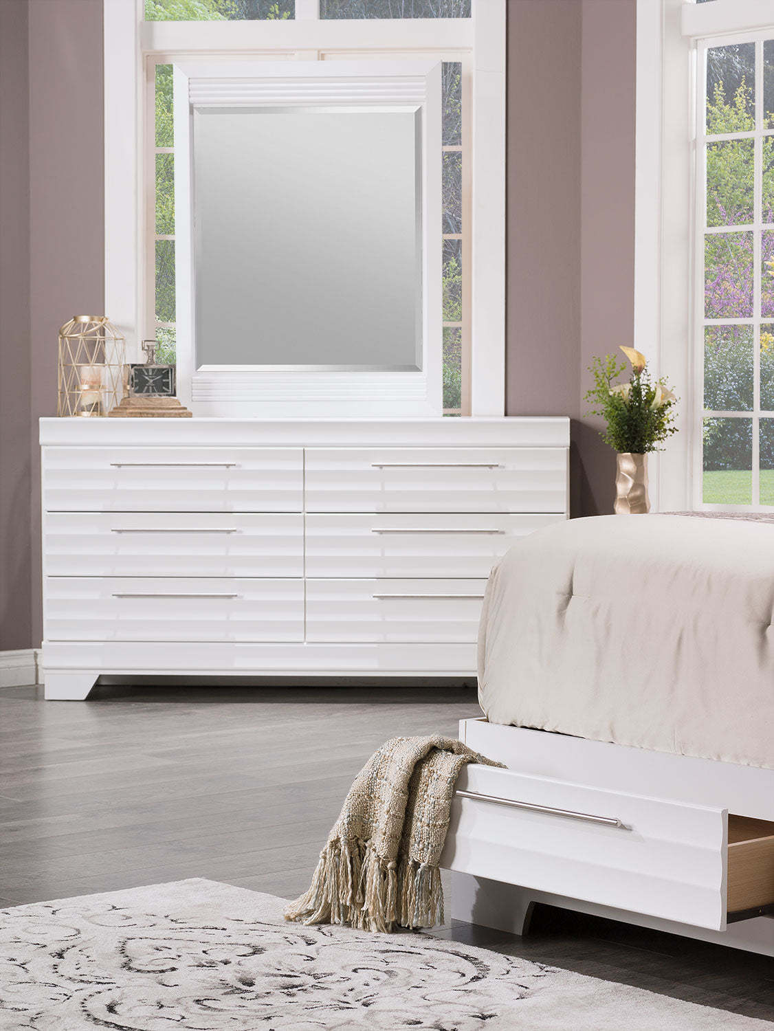 Olivia 6pc Bedroom Set with Storage Bed, Dresser, Mirror & Nightstand, Made in Canada, White - Queen Size | Ensemble de chambre à coucher Olivia 6 pièces avec lit de rangement, commode, miroir et table de nuit, fabriqué au Canada, blanc - taille queen