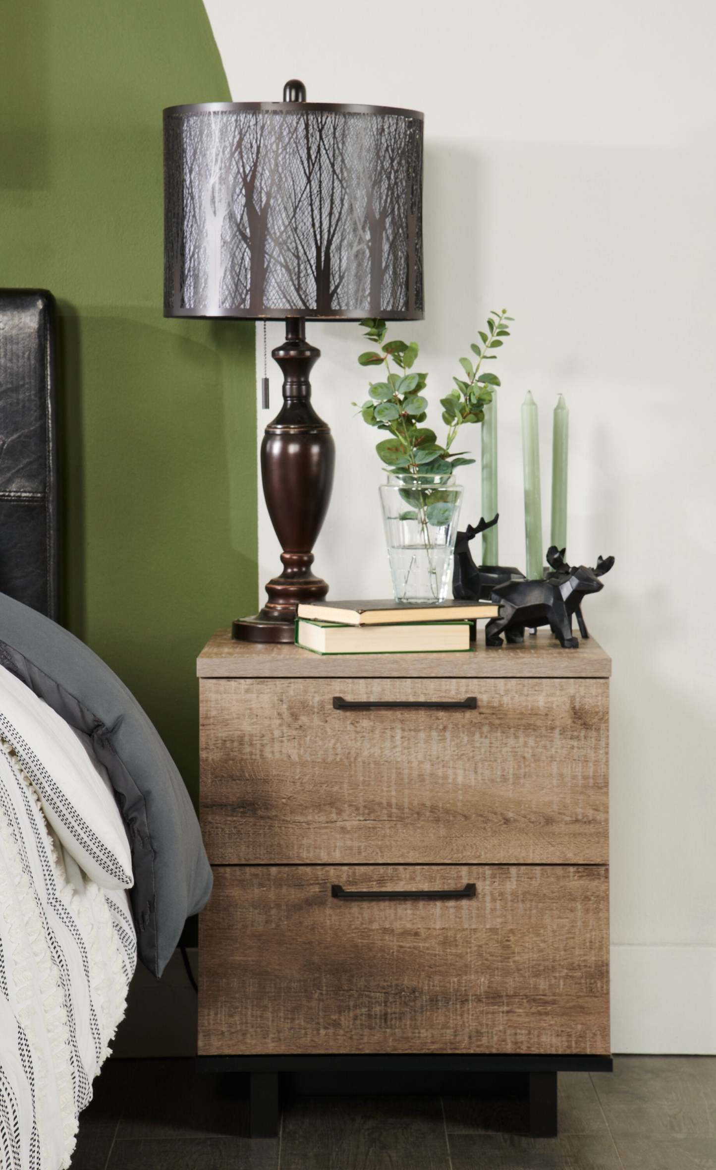 Table de chevet Everley à 2 tiroirs avec ports USB, 19,5 L x 22,5 - Marron | Table de nuit Everley de 19,5 po (L) x 22,5 po à 2 tiroirs avec ports USB - brune