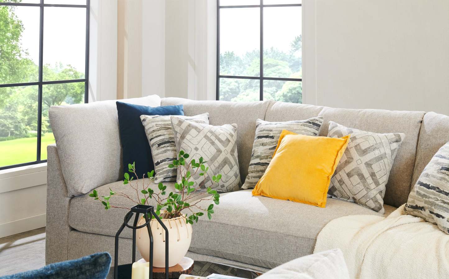 Sofa modulaire Evolve de Scott Living de 118,5 po en tissu d’apparence lin avec coussins amovibles en duvet et plumes - gris