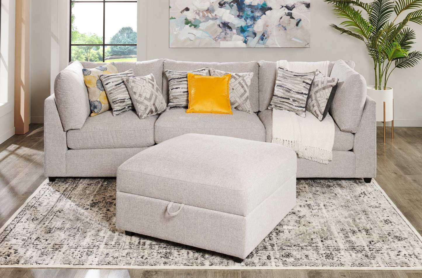 Scott Living Evolve Modular 4-Piece Linen-Look Fabric Sectional with Ottoman and Feather Down Cushions - Grey | Canapé sectionnel modulaire Evolve de Scott Living 4 pièces en tissu d’apparence lin avec pouf et coussins en duvet et plumes - gris