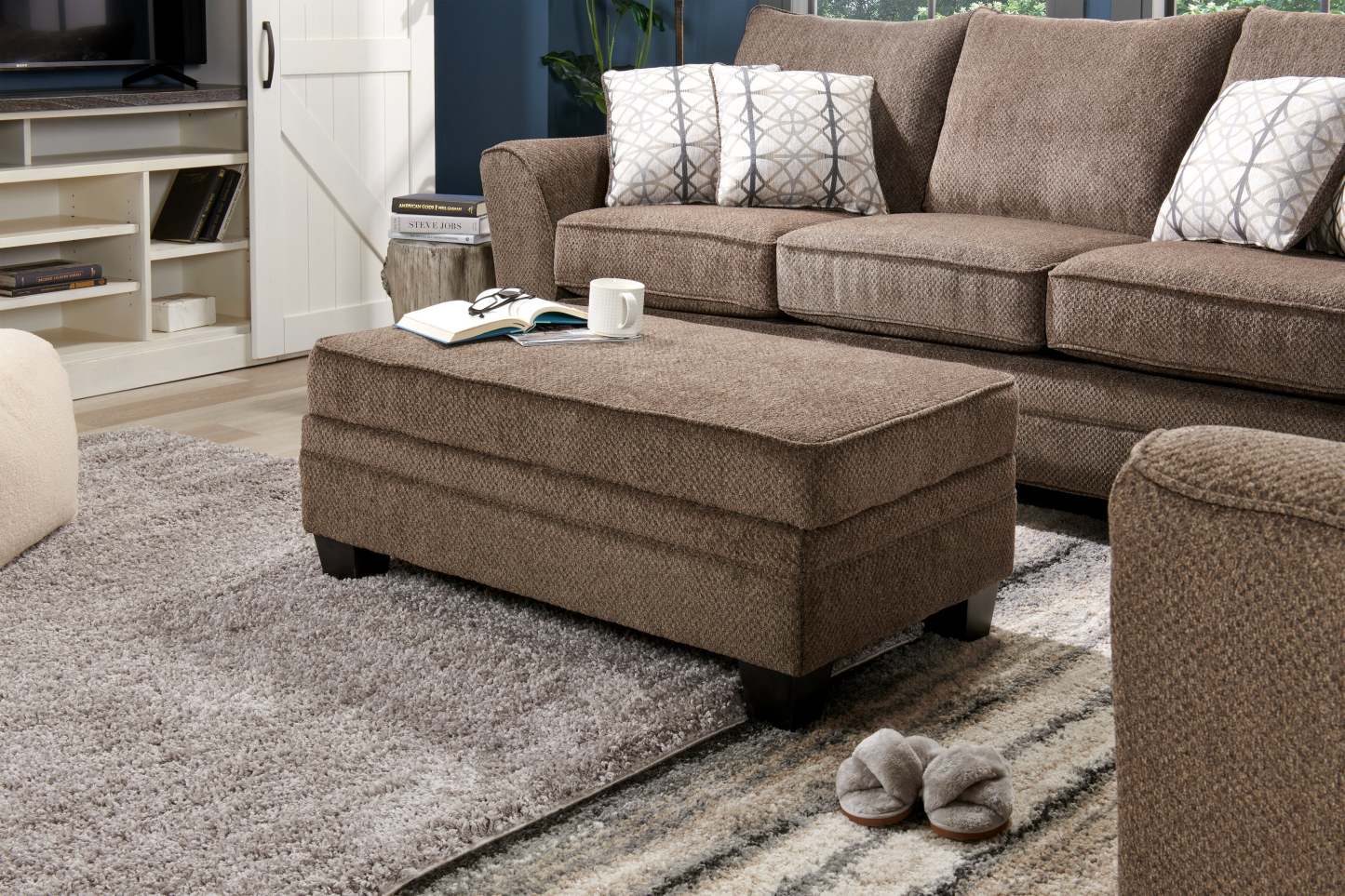 Fabriqué au Canada Febe 26 Pouf de rangement en tissu chenille avec pieds en bois - Marron | Pouf de rangement Febe de 26 po fabriqué au Canada en tissu de chenille avec pattes en bois - brun