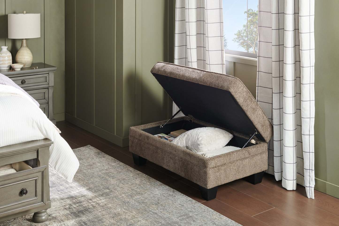 Fabriqué au Canada Febe 26 Pouf de rangement en tissu chenille avec pieds en bois - Marron | Pouf de rangement Febe de 26 po fabriqué au Canada en tissu de chenille avec pattes en bois - brun