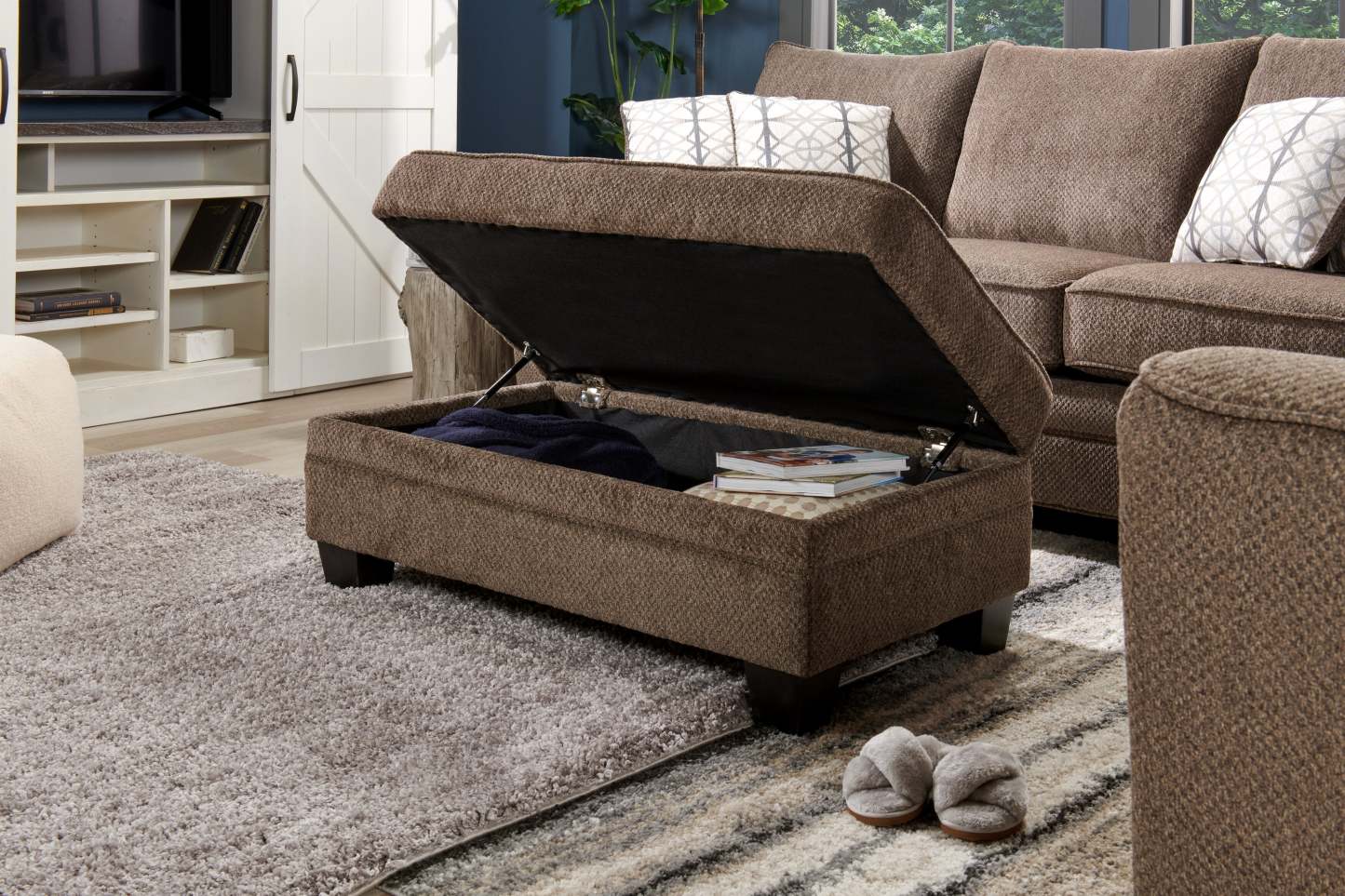 Fabriqué au Canada Febe 26 Pouf de rangement en tissu chenille avec pieds en bois - Marron | Pouf de rangement Febe de 26 po fabriqué au Canada en tissu de chenille avec pattes en bois - brun
