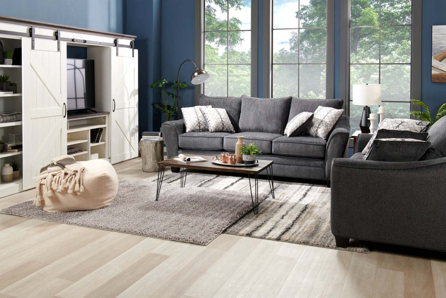 Causeuse Febe de 75 po fabriquée au Canada en tissu de chenille avec accoudoirs évasés et coussins décoratifs - gris anthracite