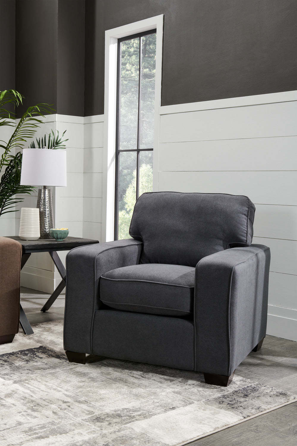 Fauteuil Fiona de 36,5 po fabriqué au Canada en tissu de chenille avec accoudoirs rectilignes - bleu marine