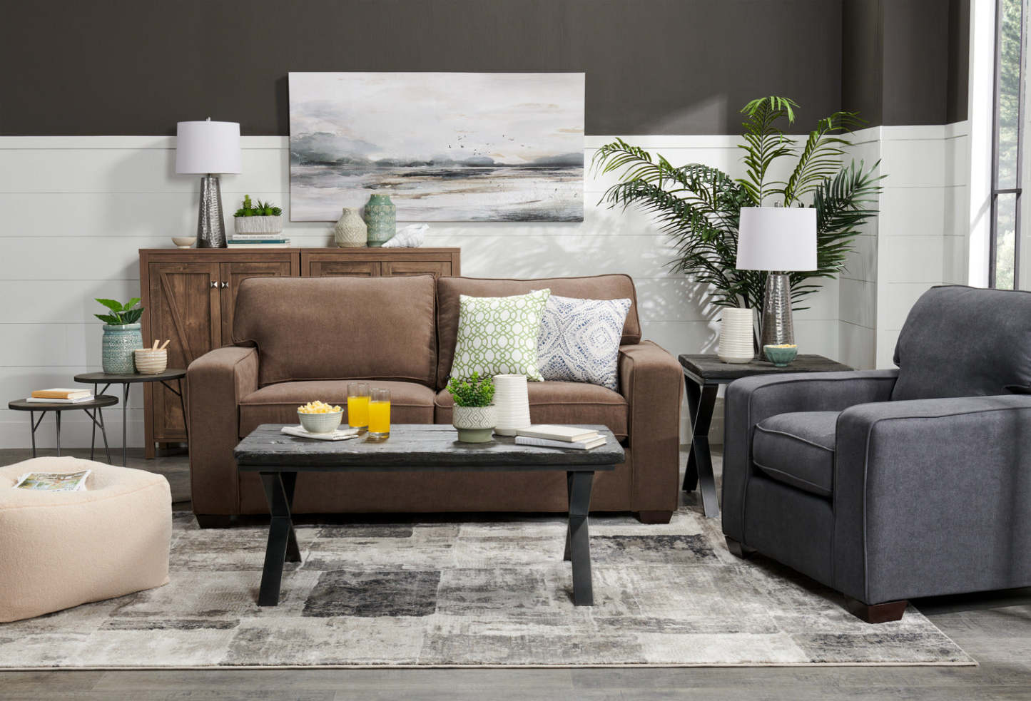 Fauteuil Fiona de 36,5 po fabriqué au Canada en tissu de chenille avec accoudoirs rectilignes - bleu marine