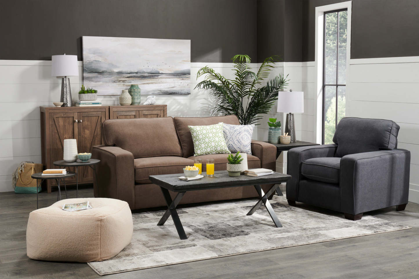 Fauteuil Fiona de 36,5 po fabriqué au Canada en tissu de chenille avec accoudoirs rectilignes - bleu marine