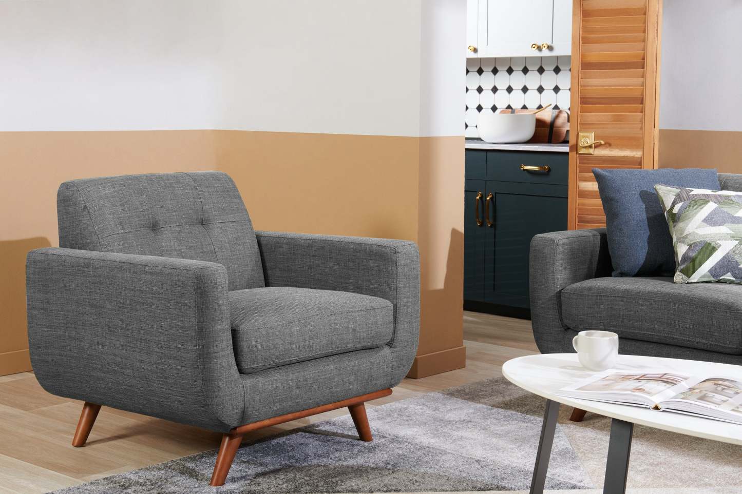 Fauteuil Freeman Kort &amp; Co. de 37 po en tissu d'apparence lin avec pattes en bois et coussin de dossier capitonné - gris anthracite