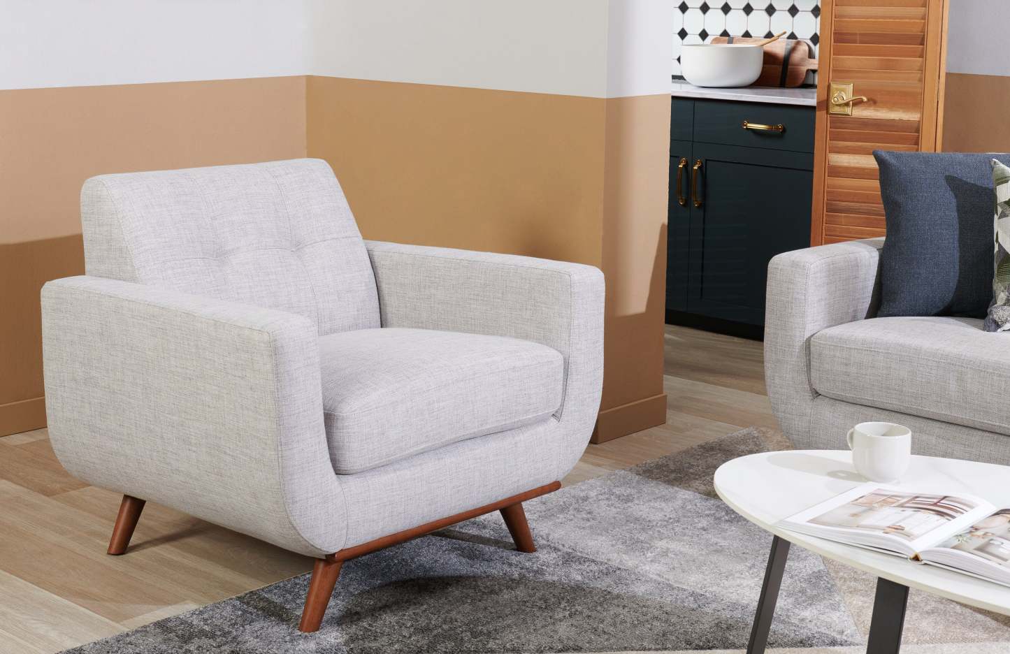 Kort &amp; Co. Fauteuil Freeman 37 po en tissu d'apparence lin avec pattes en bois et coussin de dossier capitonné - blanc colombe