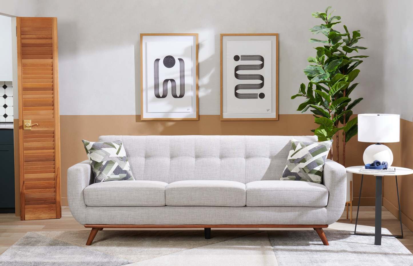 Sofa en tissu d’apparence lin Freeman 88 de Kort & Co. avec base en bois et coussins de dossier capitonnés - blanc colombe | Sofa Freeman Kort & Co. de 88 po en tissu d’apparence lin avec pattes en bois et coussins de dossier capitonnés - blanc colombe