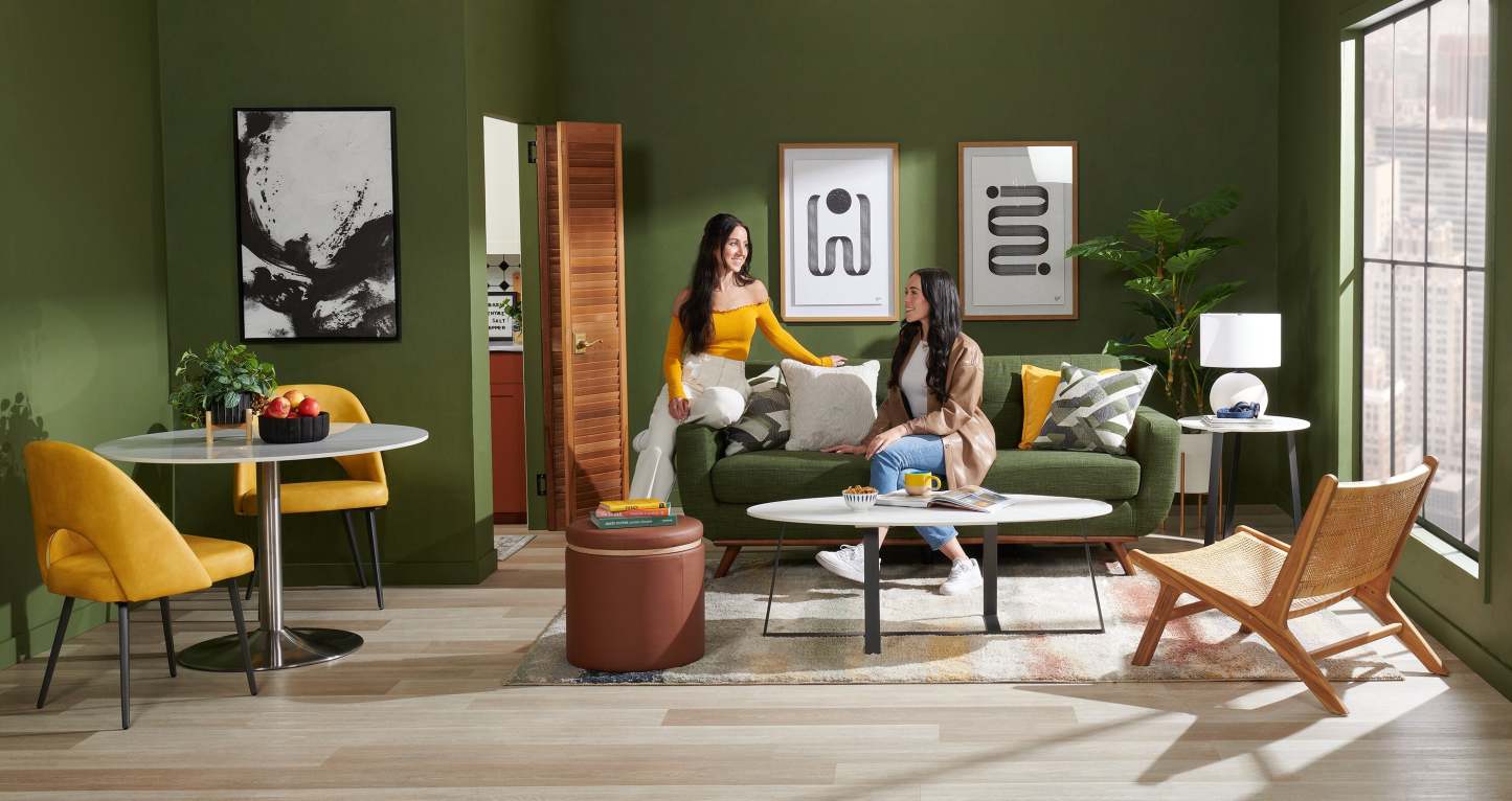 Sofa Freeman de Kort & Co. de 80 po de format condo en tissu d’apparence lin avec base et pattes en bois - vert avocat