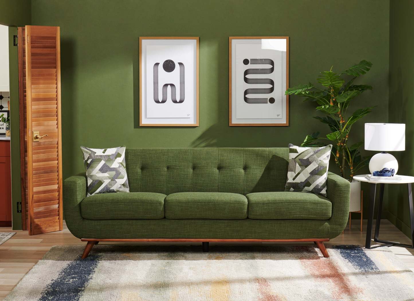 Sofa en tissu d’apparence lin Freeman 88 de Kort & Co. avec base en bois et coussins de dossier capitonnés - vert avocat