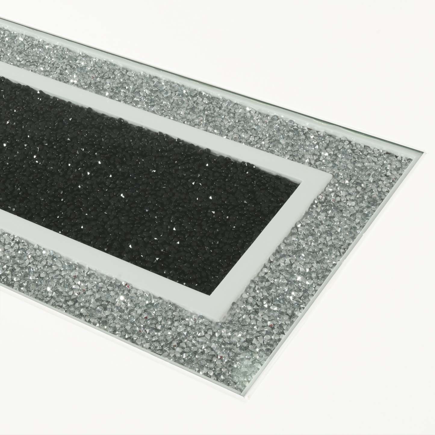 Table de salle à manger Garbo avec incrustation en verre, base piédestal, glamour, 78,75 po - blanche | Table de salle à manger somptueuse Garbo de 78,75 po (L) avec incrustation de verre et base piédestal - blanche