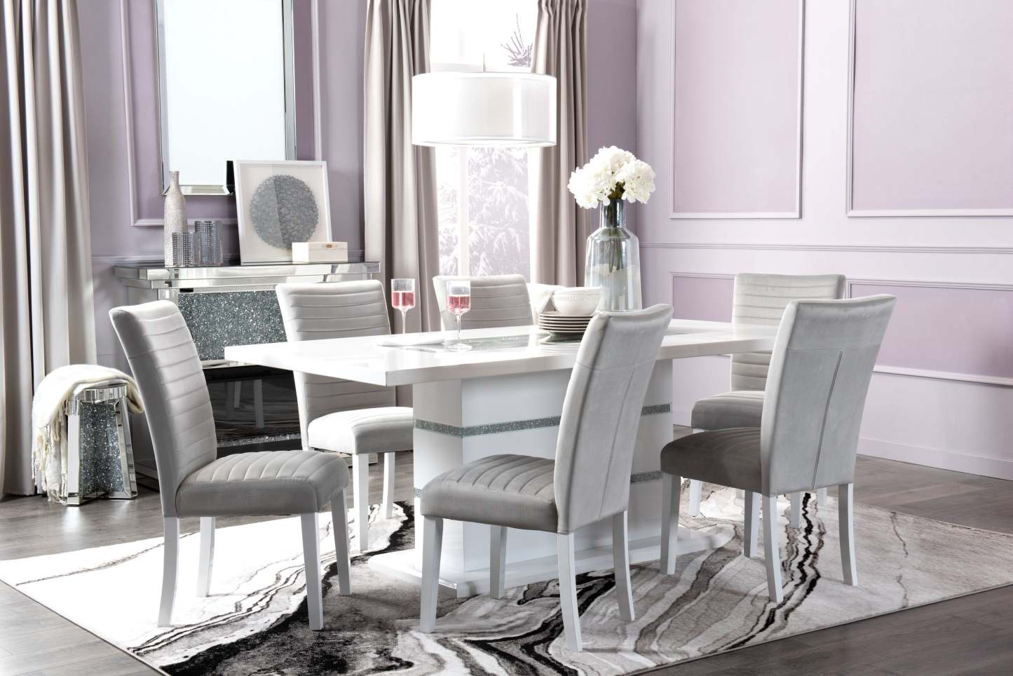 Table de salle à manger Garbo avec incrustation en verre, base piédestal, glamour, 78,75 po - blanche | Table de salle à manger somptueuse Garbo de 78,75 po (L) avec incrustation de verre et base piédestal - blanche