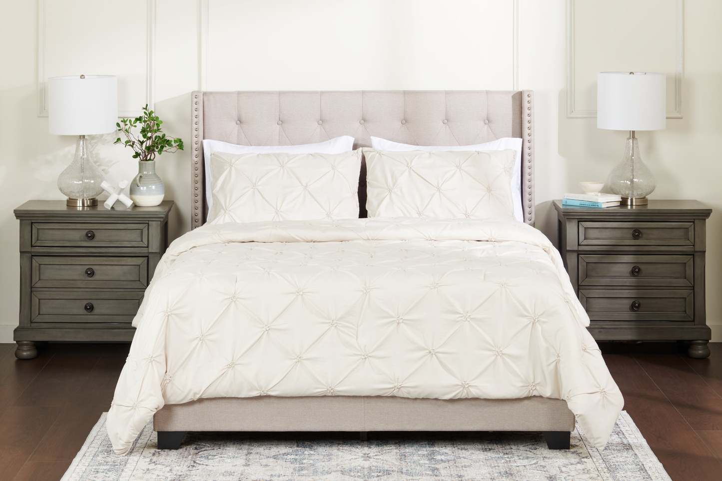 Gardenia Wynd 3-Piece King Comforter Set - Oatmeal | Ensemble d'édredon Gardenia Wynd 3 pièces - écru pour très grand lit