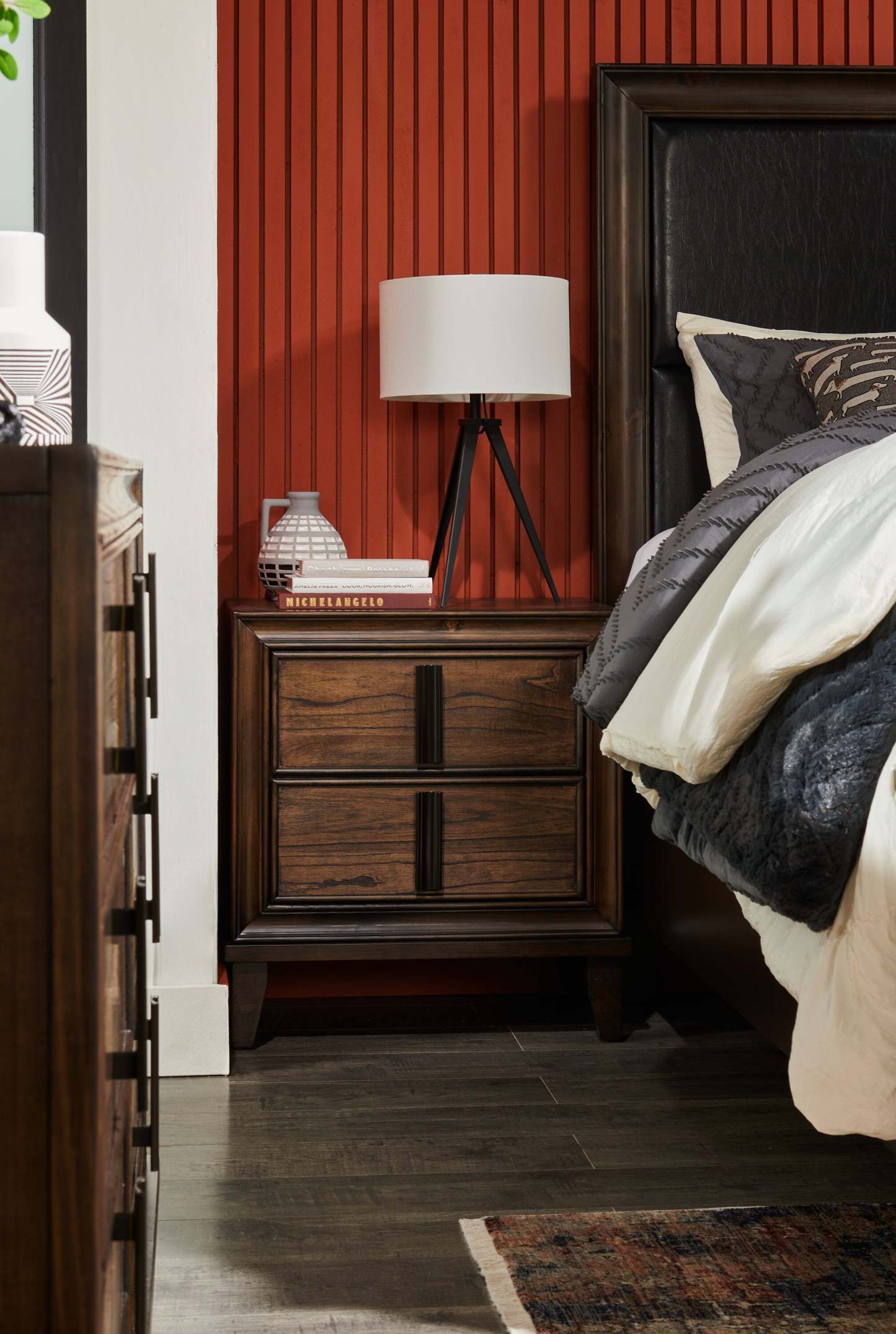 Table de nuit Kane à 2 tiroirs, 26,3 L x 28,6 H - Marron | Table de nuit Kane de 26,3 po (L) x 28,6 po (H) à 2 tiroirs - brune