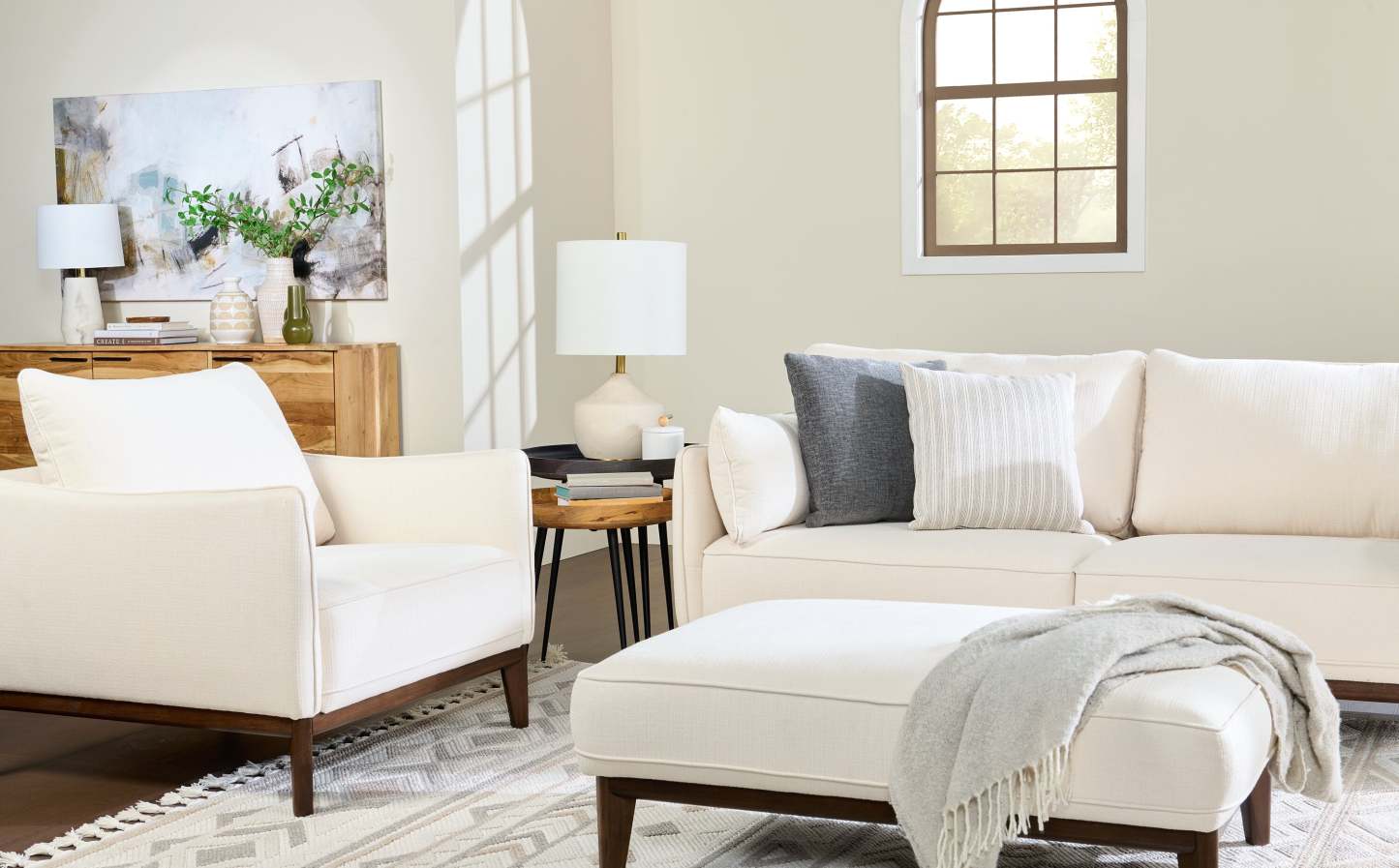 Cindy Crawford Home Pouf Gena 45 en tissu d'apparence lin avec base et pieds en bois - Coton blanc | Pouf Gena de Cindy Crawford Home de 45 po en tissu d'apparence lin avec base et pattes en bois - coton blanc