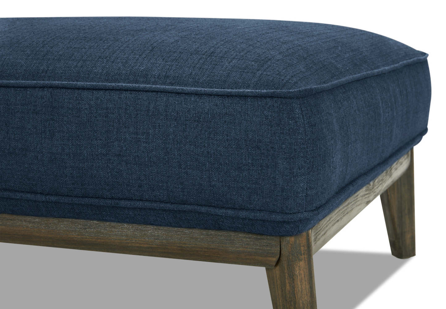 Cindy Crawford Home Pouf Gena 45 en tissu d'apparence lin avec base et pieds en bois - Bleu nuit | Pouf Gena de Cindy Crawford Home de 45 po en tissu d'apparence lin avec base et pattes en bois - bleu minuit