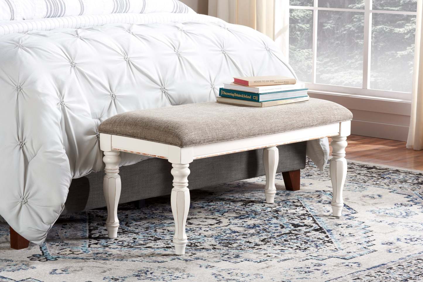 Banc de chambre Grace avec rangement relevable, 19H, bois, tissu - Blanc antique | Banc de chambre à coucher Grace de 19 po (H) en bois et en tissu avec dessus relevable et rangement - blanc antique