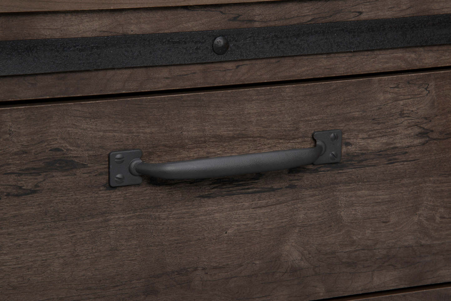 Commode de chambre à coucher Grayson, 5 tiroirs, 31,4 L x 47,4 H, Fabriquée au Canada, Rustique - Gris foncé | Commode verticale rustique Grayson de 31,4 po (L) x 47,4 po (H) à 5 tiroirs pour la chambre à coucher, fabriquée au Canada - gris foncé