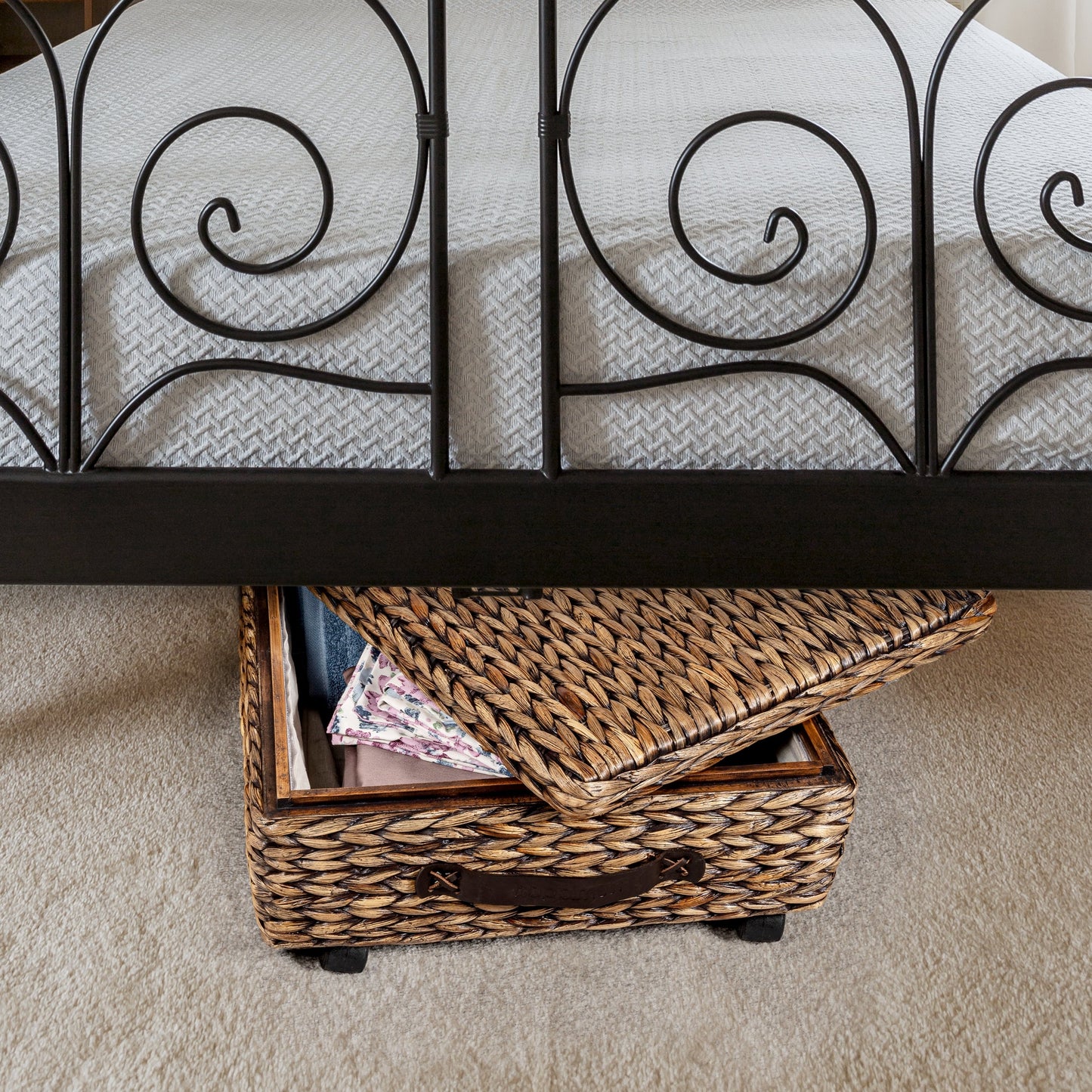 Bac de rangement sous lit en jacinthe/bois avec roulettes et poignées happimess