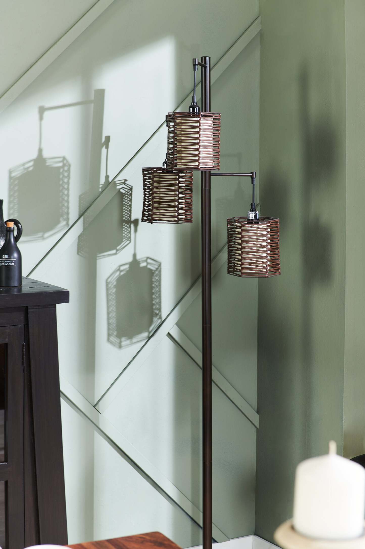 Harlon 71.5 Antiqued-Bronze with Rattan Shades 3 Light Lampadaire|Lampe à pied Harlon de 71,5 po bronze antique à 3 ampoules avec abat-jours en rotin