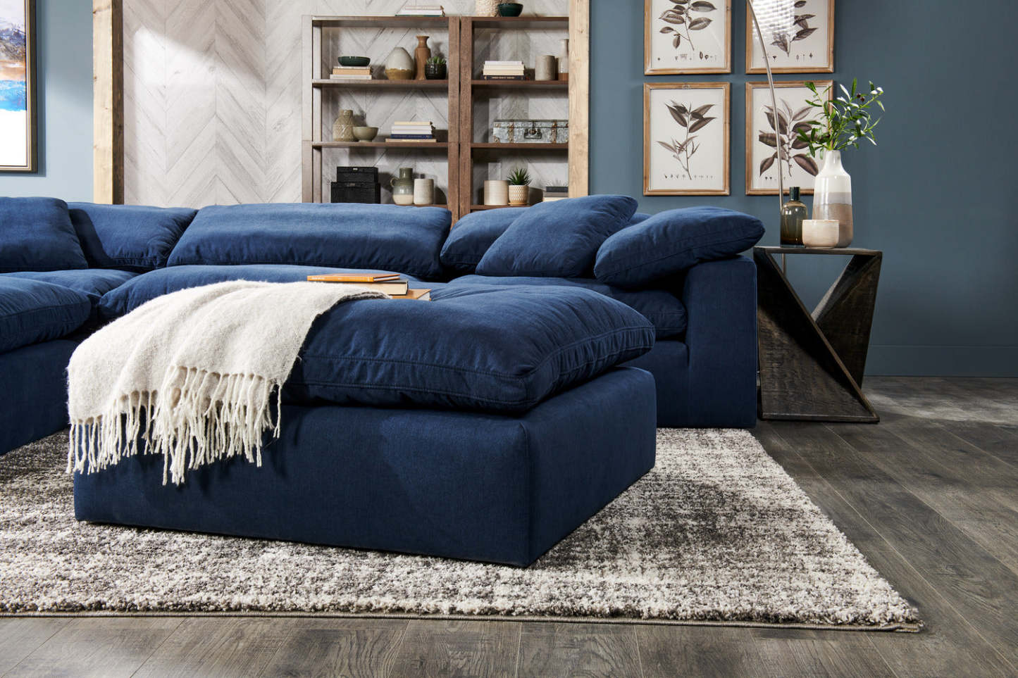 Canapé sectionnel modulaire Eclipse 4 pièces en tissu d'apparence lin avec pouf et coussins réversibles en couette et plumes - bleu marine