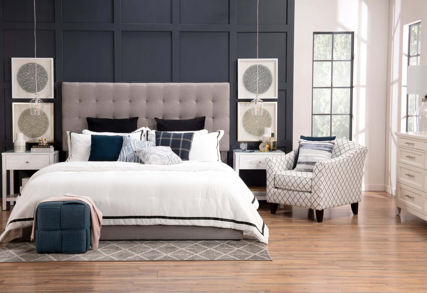 Lit plateforme rembourré Jace en tissu taupe capitonné avec rangement - format très grand lit