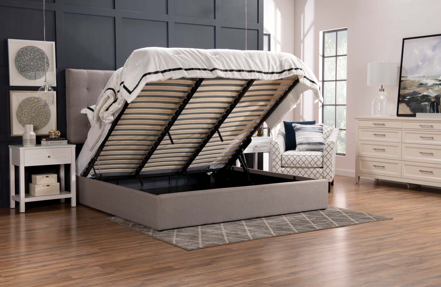 Lit plateforme rembourré Jace en tissu taupe capitonné avec rangement - format très grand lit