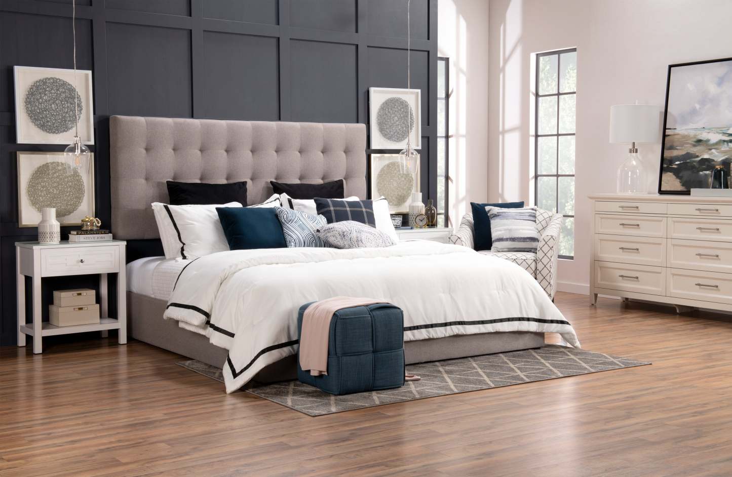 Lit plateforme rembourré Jace en tissu taupe capitonné avec rangement - format très grand lit