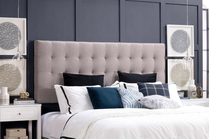 Lit plateforme rembourré Jace en tissu taupe capitonné avec rangement - format très grand lit