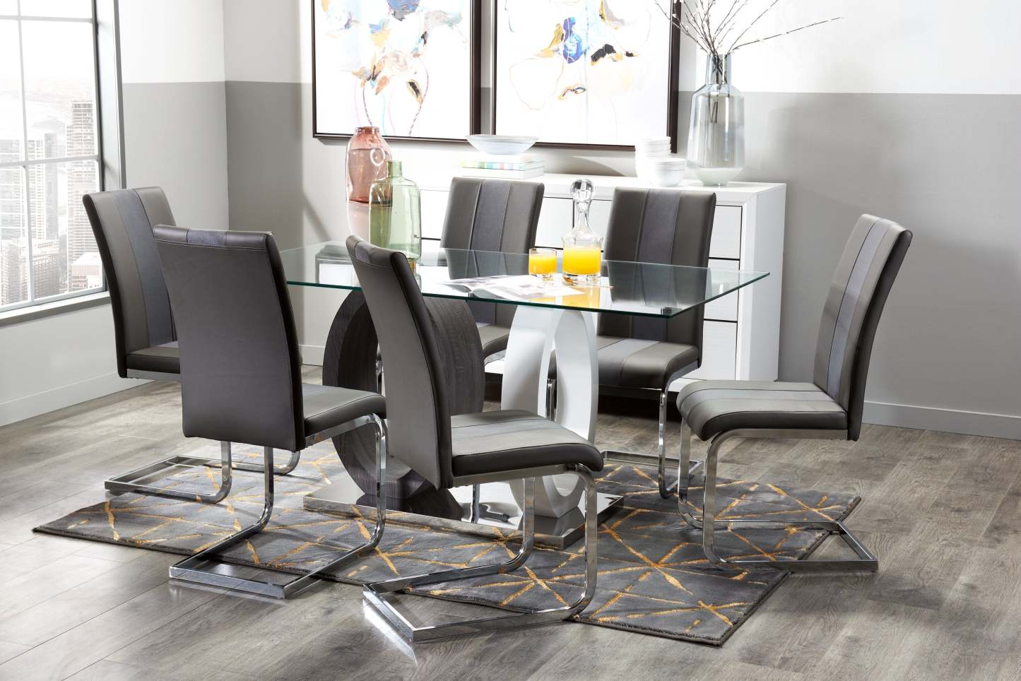 Table de salle à manger Jaye avec plateau en verre, base sur pied, 63 W - Gris et blanc | Table de salle à manger Jaye de 63 po (L) avec dessus en verre et base piédestal - grise et blanche