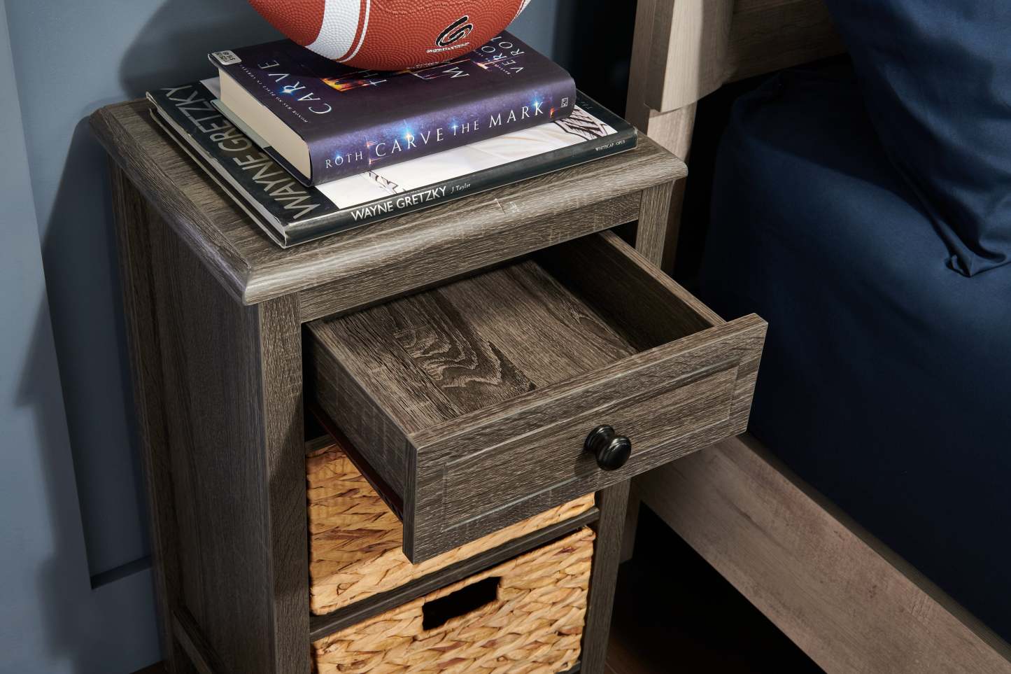 Jon 15.5 Chairside Table with 2 Basket &amp; Drawer - Distressed Grey|Table de fauteuil Jon de 15,5 po avec 2 paniers et tiroir - gris vieilli