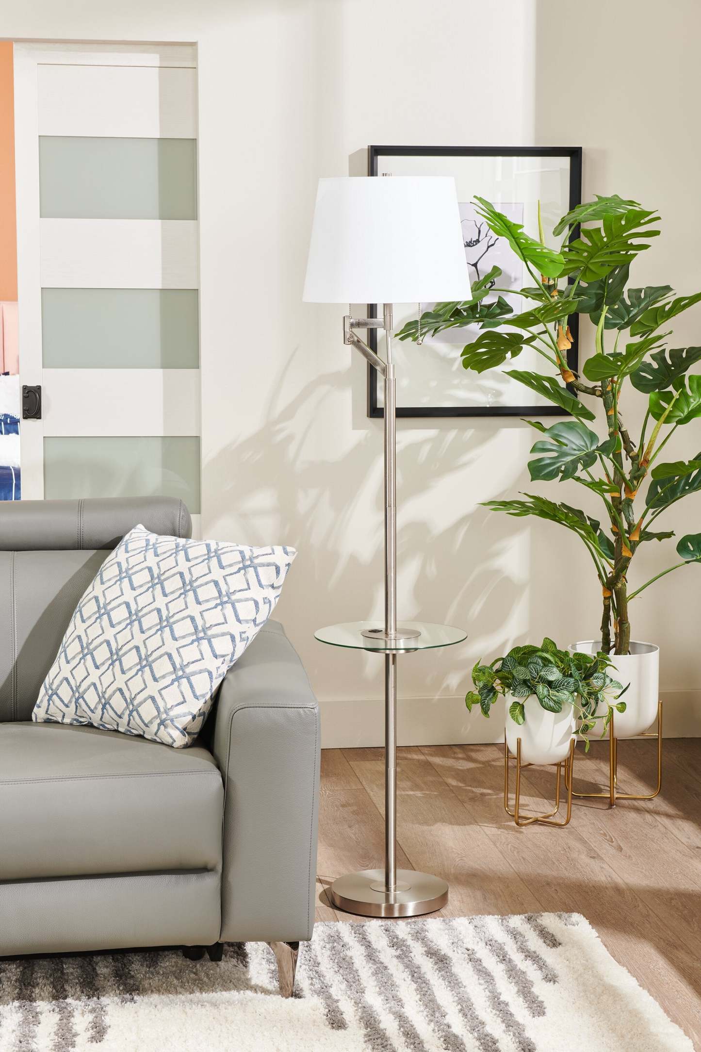 Kort &amp; Co. Joss 61 Lampadaire en acier brossé avec chargement USB et table d'appoint intégrée|Lampe à pied Joss de Kort &amp; Co. de 61 po acier brossé avec recharge USB et table d'appoint intégrée