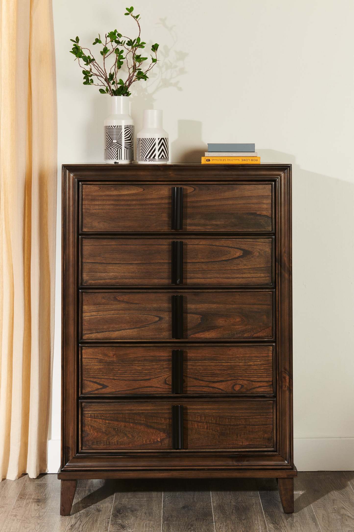 Commode de chambre à coucher Kane, 5 tiroirs, 35,4 L x 53 H - Marron | Commode verticale Kane de 35,4 po (L) x 53 po (H) à 5 tiroirs pour la chambre à coucher - brune