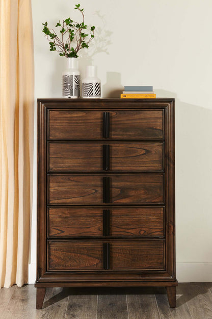 Commode de chambre à coucher Kane, 5 tiroirs, 35,4 L x 53 H - Marron | Commode verticale Kane de 35,4 po (L) x 53 po (H) à 5 tiroirs pour la chambre à coucher - brune