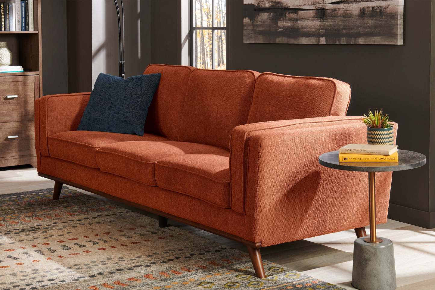 Sofa Kassia de Kort & Co. de 90,6 po en tissu d’apparence lin avec base et pattes en bois - orange