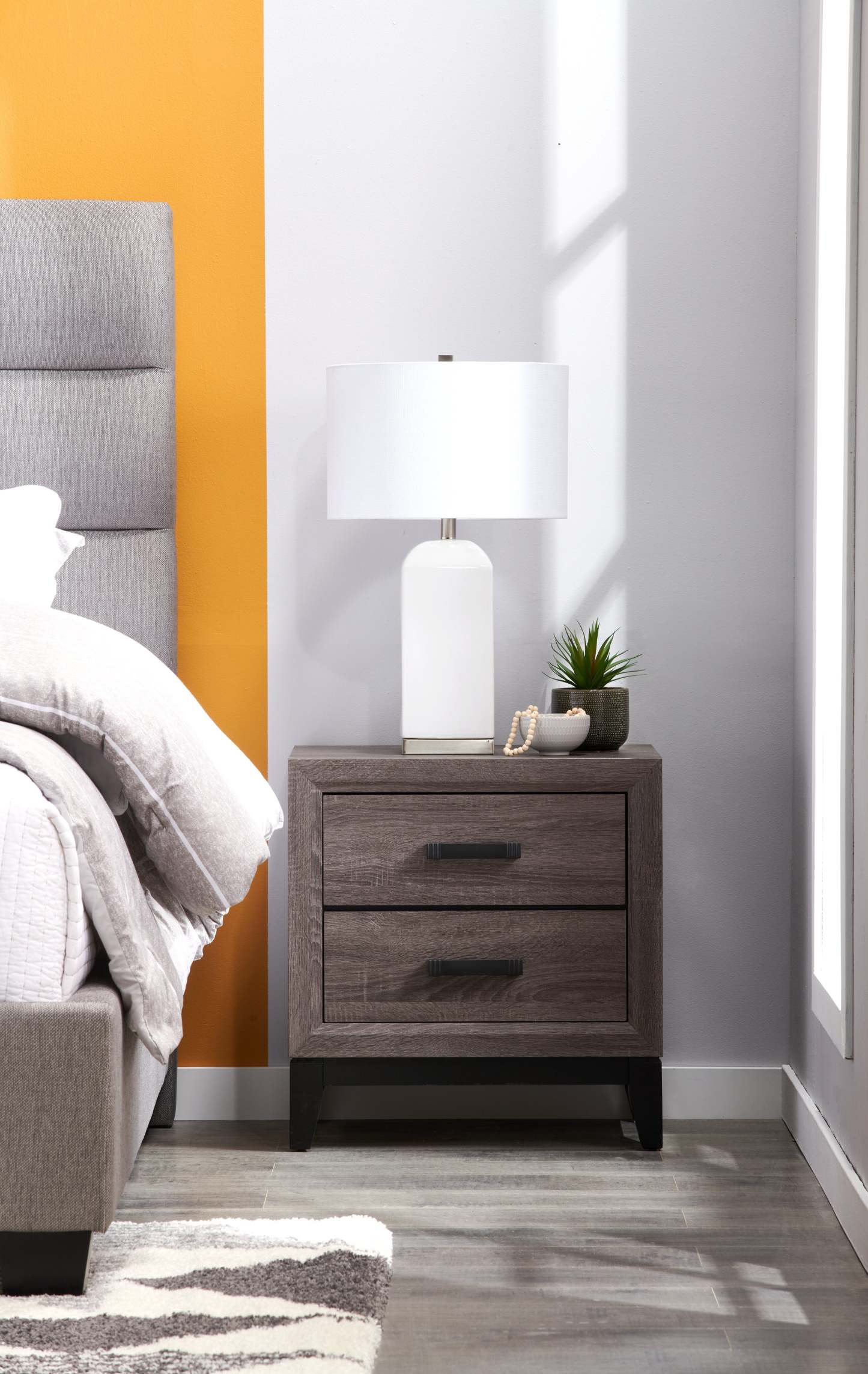 Table de nuit Kate à 2 tiroirs, 23,6 L x 24,8 H - Gris/Marron | Table de nuit Kate de 23,6 po (L) x 24,8 po (H) à 2 tiroirs - gris-brun