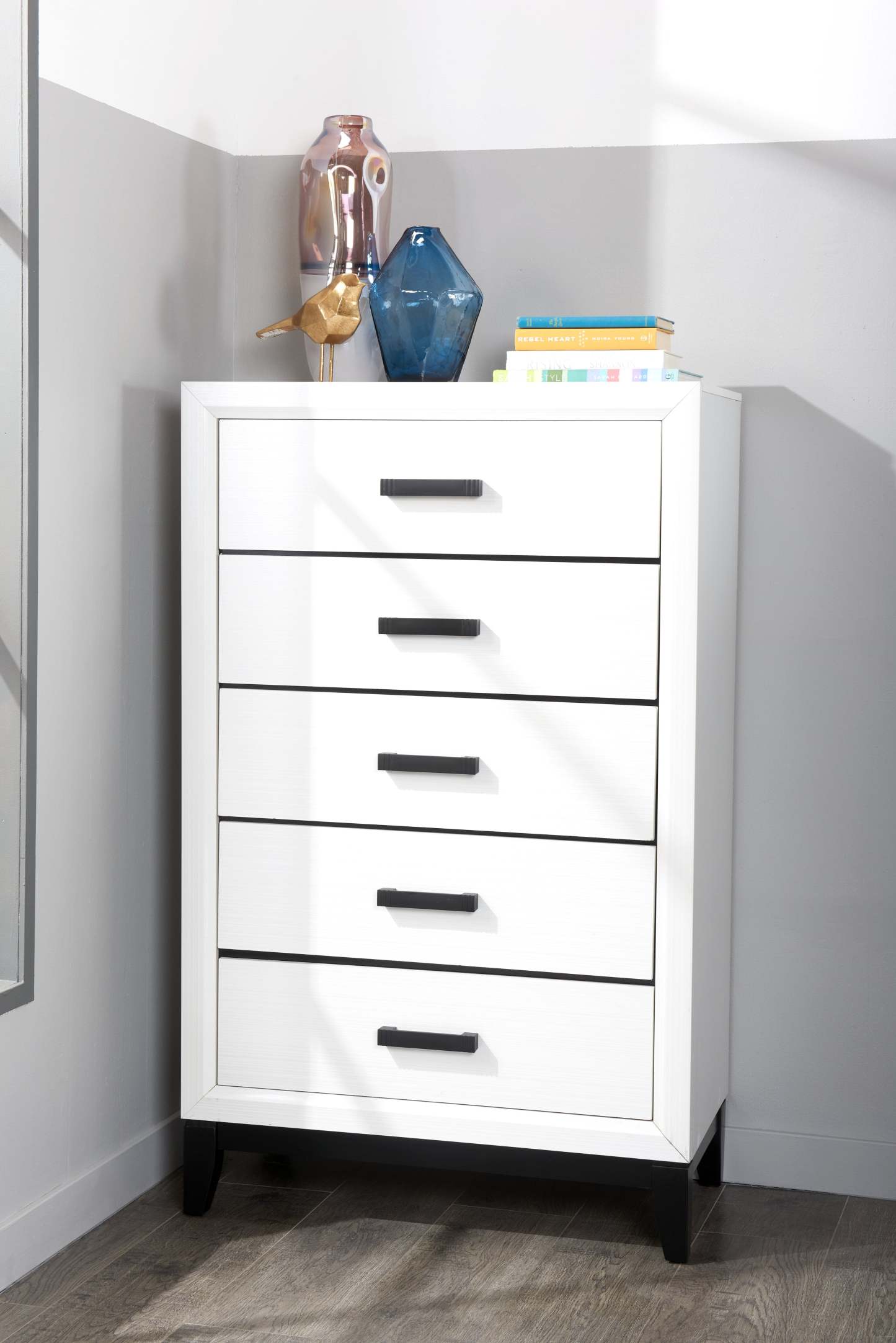 Commode de chambre Kate, 5 tiroirs, 31,1 L x 50,4 H - Blanc | Commode verticale Kate de 31,1 po (L) x 50,4 po (H) à 5 tiroirs pour la chambre à coucher - blanche