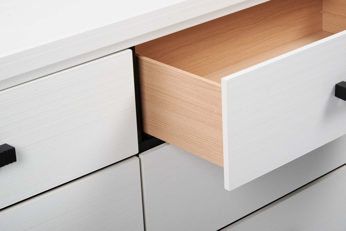 Commode à 6 tiroirs pour chambre à coucher Kate, 58 L x 37 H - Blanc | Commode Kate de 58 po (L) x 37 po (H) à 6 tiroirs pour la chambre à coucher - blanche