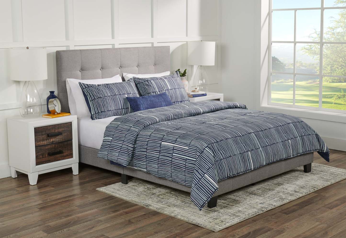 Kort & Co. Lines 4-Piece Queen Comforter Set | Ensemble d'édredon Lines 4 pièces de Kort & Co. pour grand lit