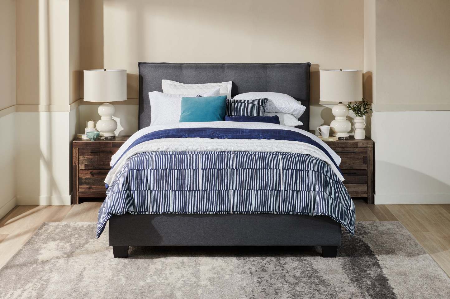 Kort & Co. Lines 4-Piece Queen Comforter Set | Ensemble d'édredon Lines 4 pièces de Kort & Co. pour grand lit