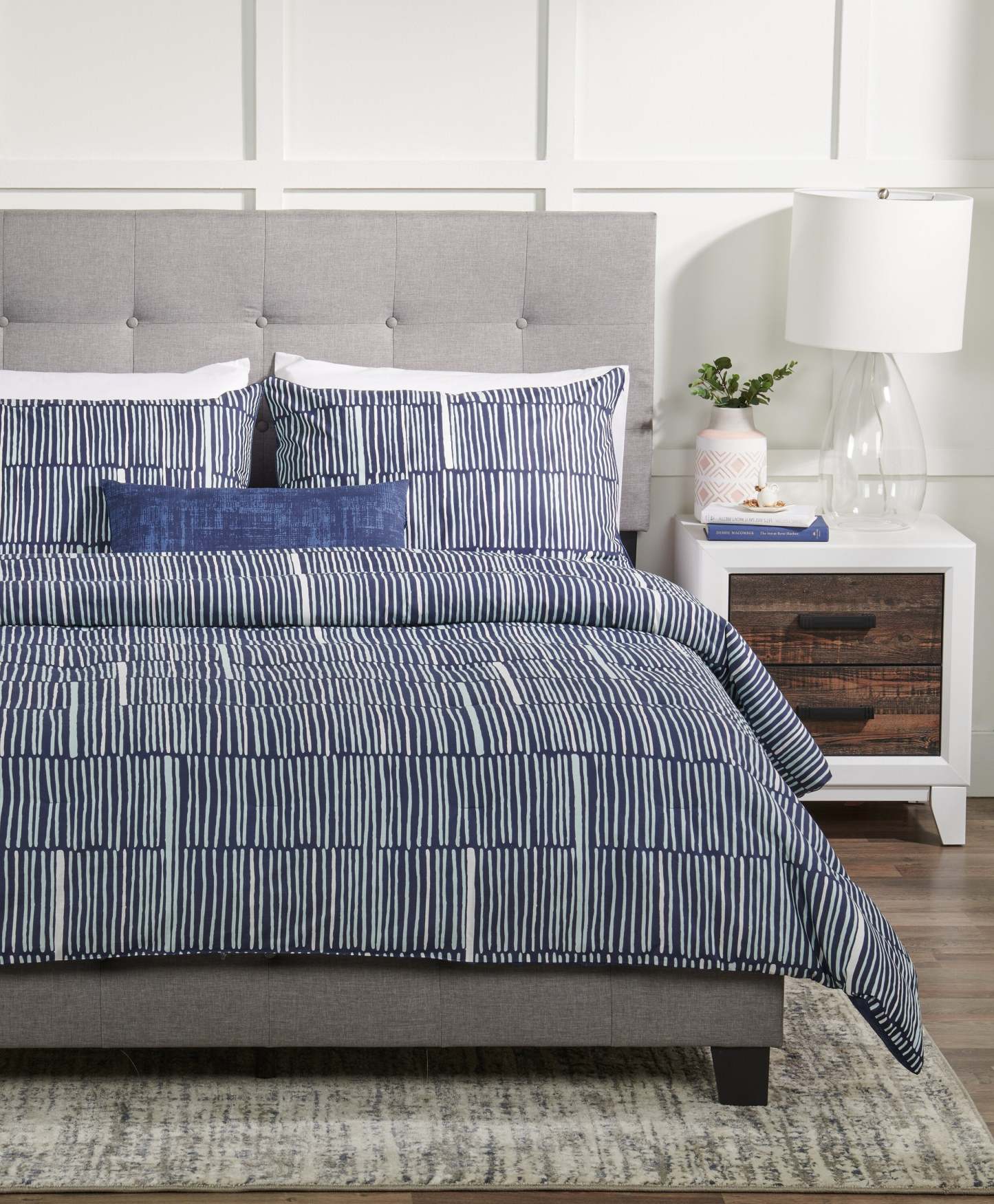 Kort & Co. Lines 4-Piece Queen Comforter Set | Ensemble d'édredon Lines 4 pièces de Kort & Co. pour grand lit